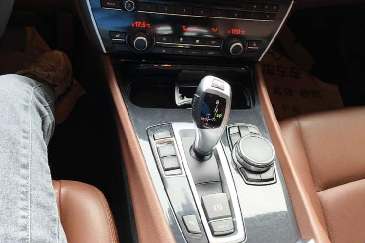 Used BMW 5 Series GT 2015 528i Luxury Edition Gear Lever