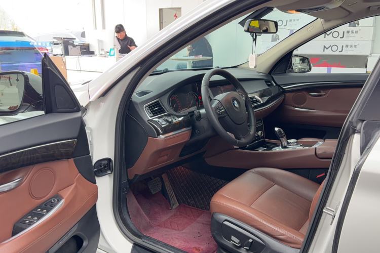 Used BMW 5 Series GT 2015 528i Leading Model Interior 1
