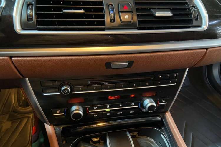Used BMW 5 Series GT 2015 528i Leading Model Interior 3
