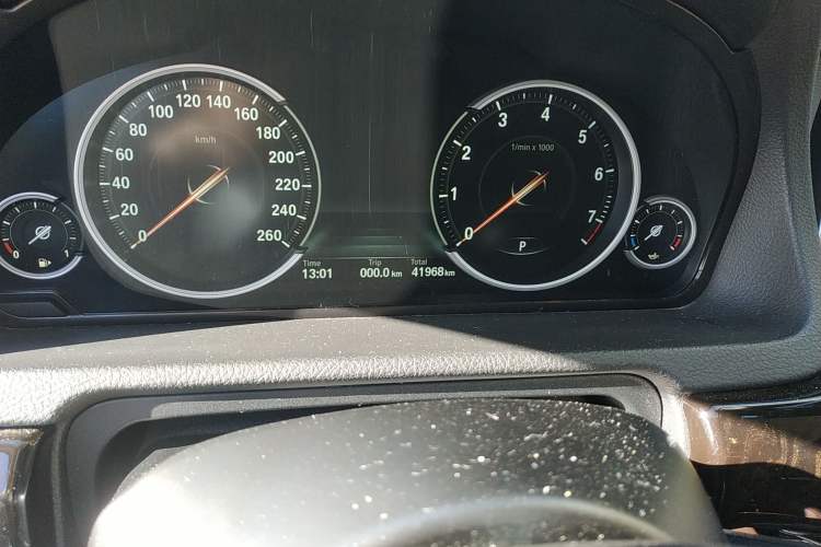 Used BMW 5 Series GT 2015 528i Leading Model Odometer Close Up
