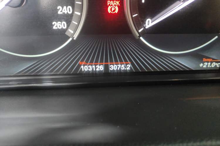 Used BMW 5 Series GT 2015 528i Leading Model Odometer Close Up