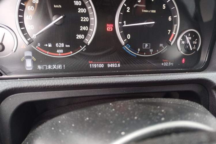 Used BMW 5 Series GT 2015 528i Leading Model Odometer Close Up