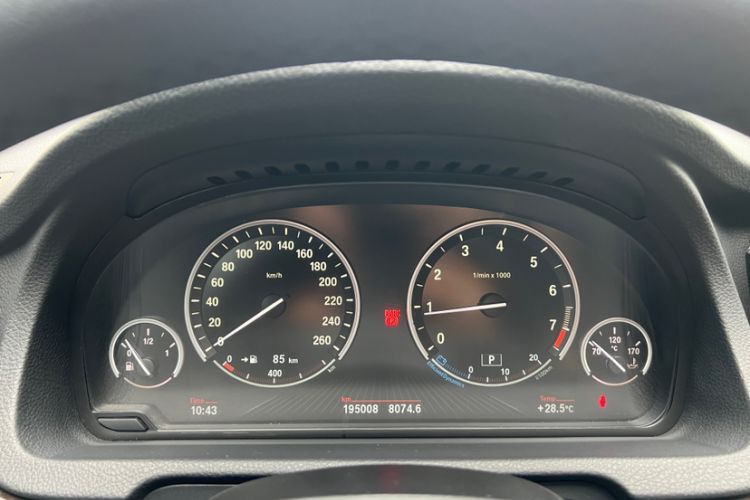 Used BMW 5 Series GT 2015 528i Leading Model Odometer Close Up