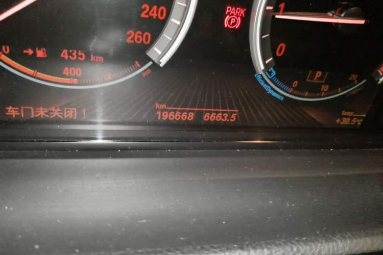 Used BMW 5 Series GT 2015 528i Leading Model Odometer Close Up