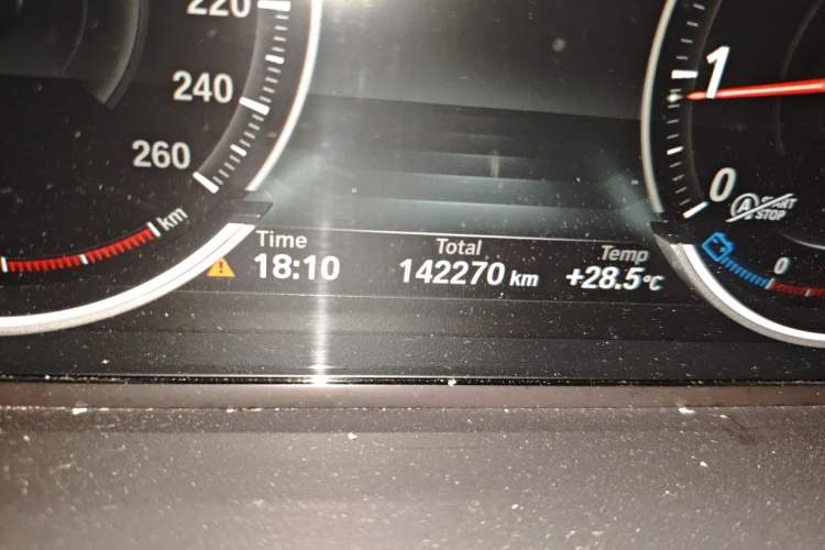 Used BMW 5 Series GT 2015 528i Leading Model Odometer Close Up