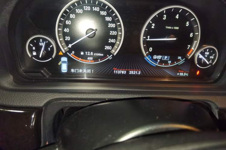 Used BMW 5 Series GT 2015 528i Leading Model Odometer Close Up