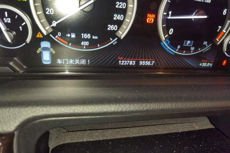 Used BMW 5 Series GT 2015 528i Leading Model Odometer Close Up
