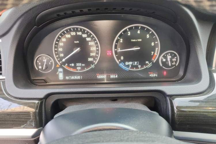Used BMW 5 Series GT 2015 528i Luxury Edition Odometer Close Up