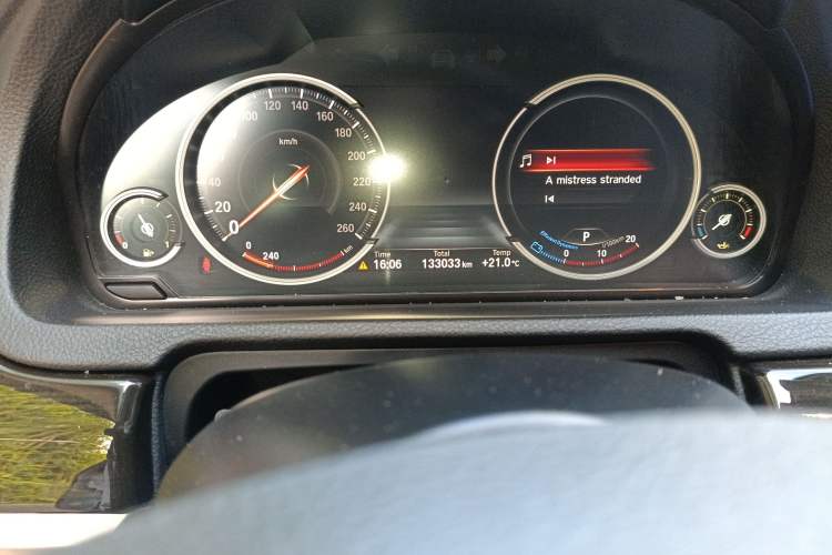 Used BMW 5 Series GT 2015 528i Leading Model Odometer Close Up