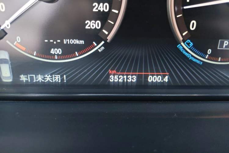 Used BMW 5 Series GT 2015 528i Leading Model Odometer Close Up