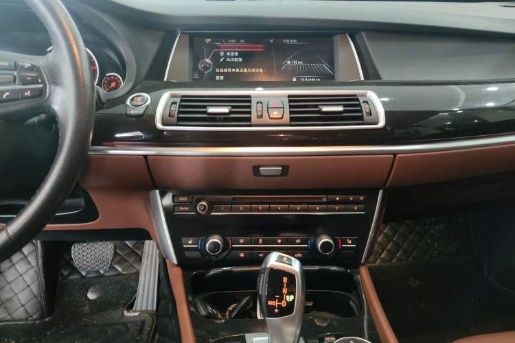 Used BMW 5 Series GT 2017 528i Leading Model Audio And AC Panel