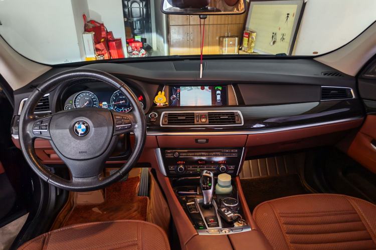 Used BMW 5 Series GT 2017 528i Leading Model Center Console