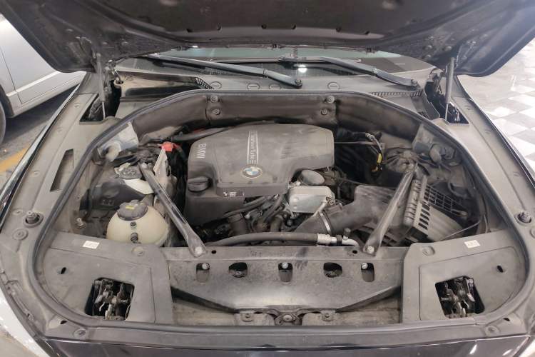 Used BMW 5 Series GT 2017 528i Leading Model Engine Bay