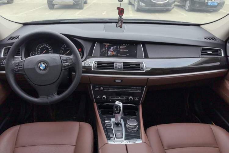 Used BMW 5 Series GT 2017 528i Leading Model Interior 1