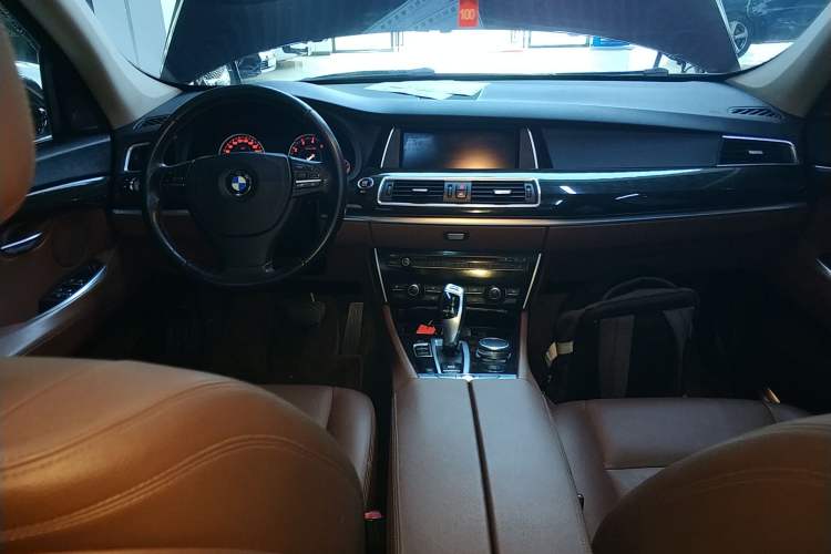 Used BMW 5 Series GT 2017 528i Leading Model Center Console