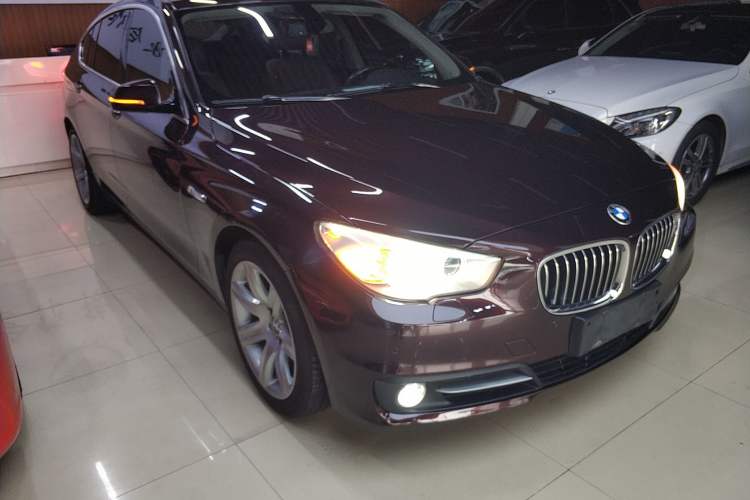 Used BMW 5 Series GT 2017 528i Leading Model Front Right 45 Deg