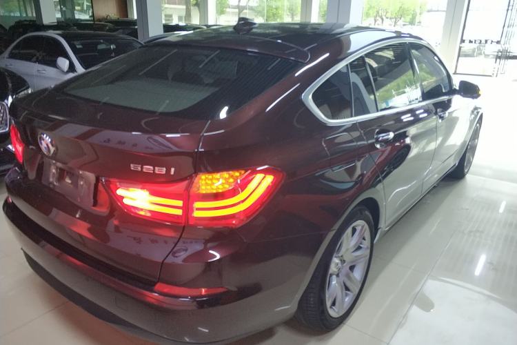 Used BMW 5 Series GT 2017 528i Leading Model Rear Right 45 Deg
