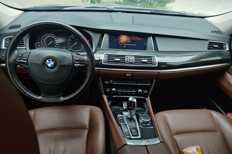 Used BMW 5 Series GT 2017 528i Leading Model Center Console