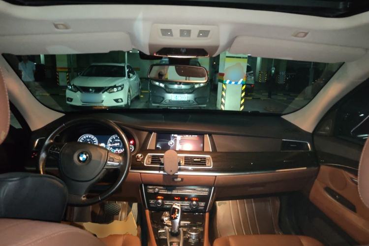 Used BMW 5 Series GT 2017 528i Leading Model Center Console
