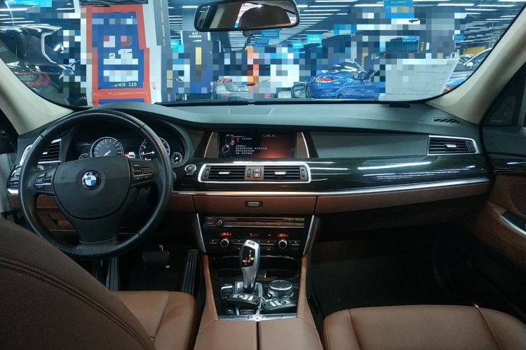 Used BMW 5 Series GT 2017 528i Leading Model Center Console