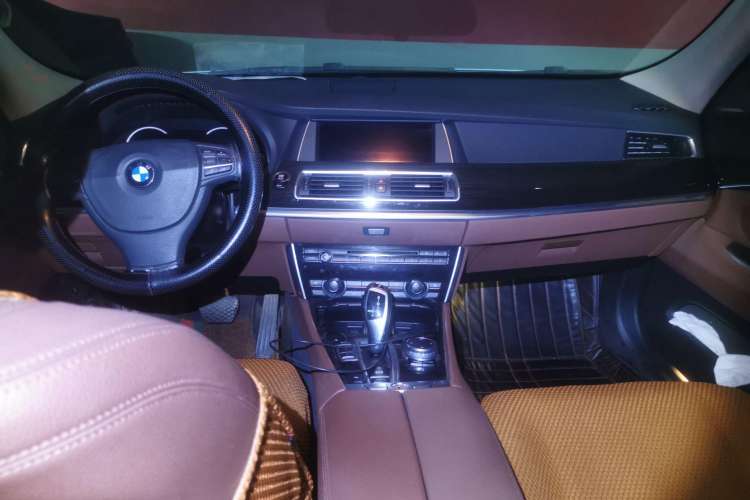 Used BMW 5 Series GT 2017 528i Leading Model Center Console