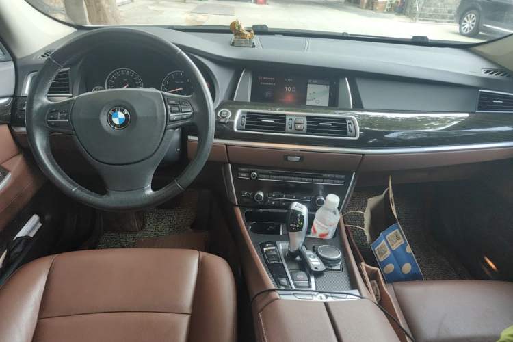 Used BMW 5 Series GT 2017 528i Leading Model Center Console