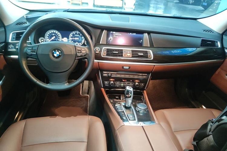 Used BMW 5 Series GT 2017 528i Leading Model Center Console