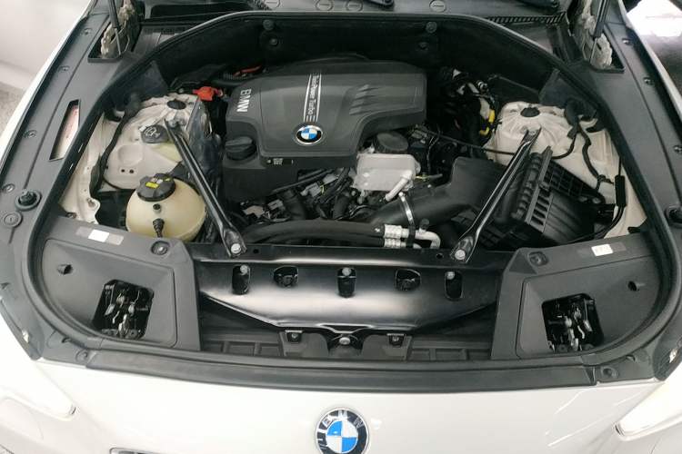 Used BMW 5 Series GT 2017 528i Leading Model Engine Bay