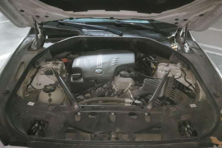 Used BMW 5 Series GT 2017 528i Leading Model Engine Bay