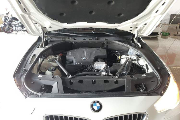 Used BMW 5 Series GT 2017 528i Leading Model Engine Bay