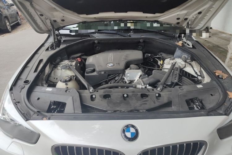Used BMW 5 Series GT 2017 528i Leading Model Engine Bay