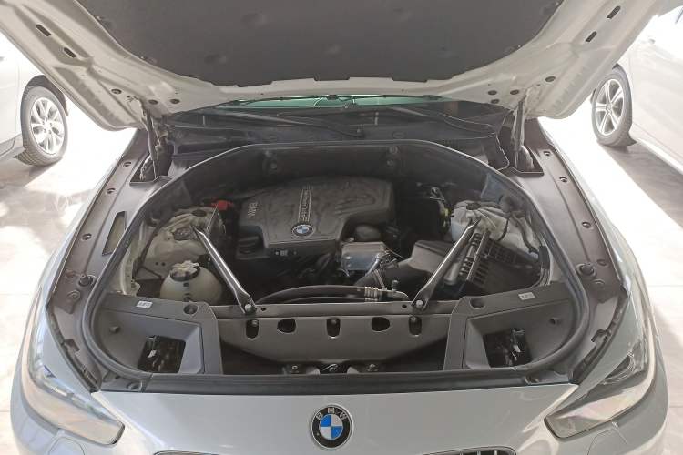 Used BMW 5 Series GT 2017 528i Leading Model Engine Bay