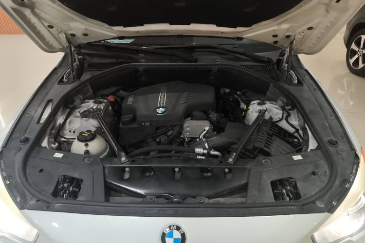 Used BMW 5 Series GT 2017 528i Leading Model Engine Bay