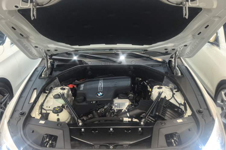 Used BMW 5 Series GT 2017 528i Leading Model Engine Bay
