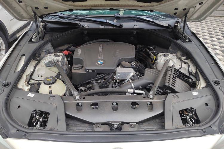 Used BMW 5 Series GT 2017 528i Leading Model Engine Bay