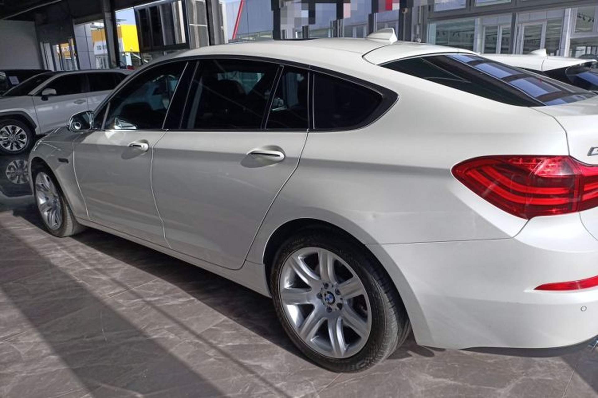 Used BMW 5 Series GT 2017 528i Leading Model Exterior 3