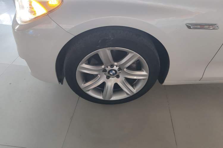 Used BMW 5 Series GT 2017 528i Leading Model Exterior 4