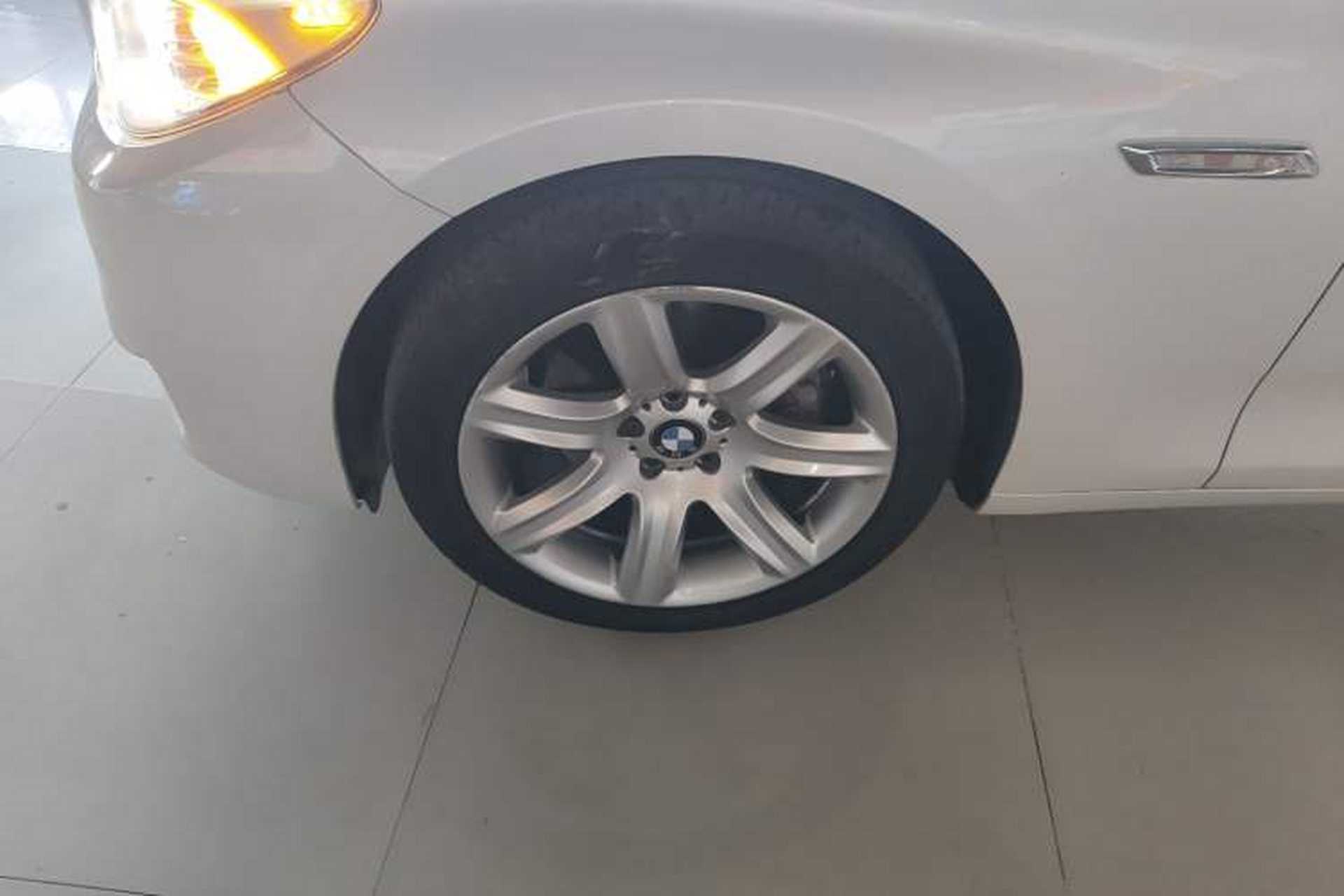 Used BMW 5 Series GT 2017 528i Leading Model Exterior 4
