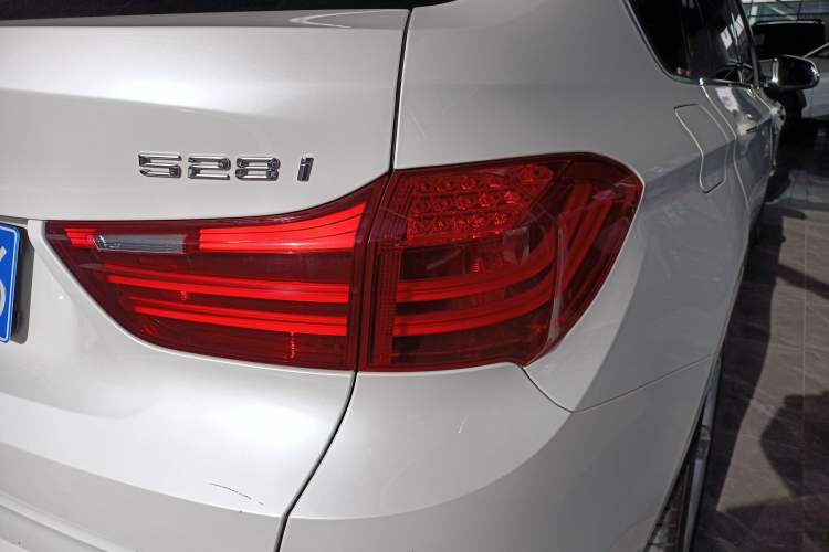 Used BMW 5 Series GT 2017 528i Leading Model Exterior 6