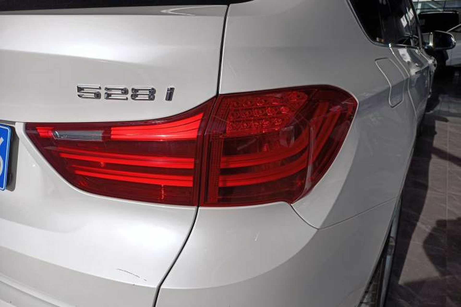 Used BMW 5 Series GT 2017 528i Leading Model Exterior 6