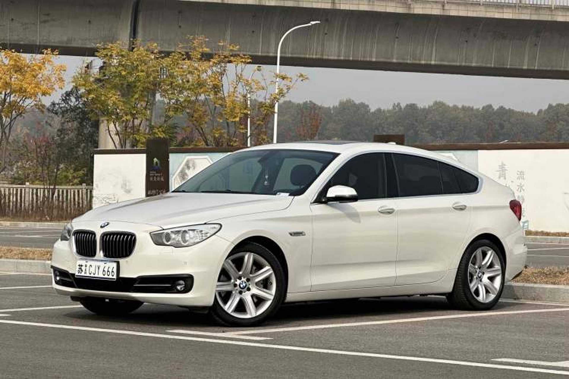 Used BMW 5 Series GT 2017 528i Leading Model Front Left 45 Deg