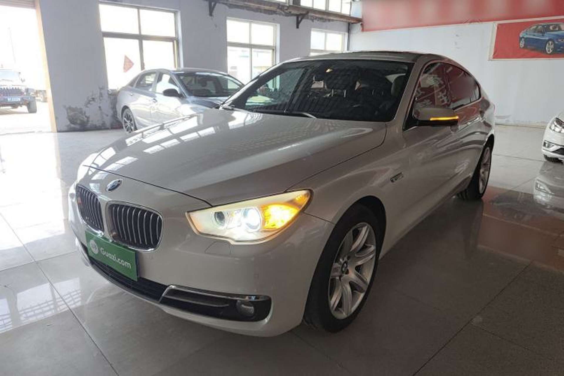 Used BMW 5 Series GT 2017 528i Leading Model Front Left 45 Deg