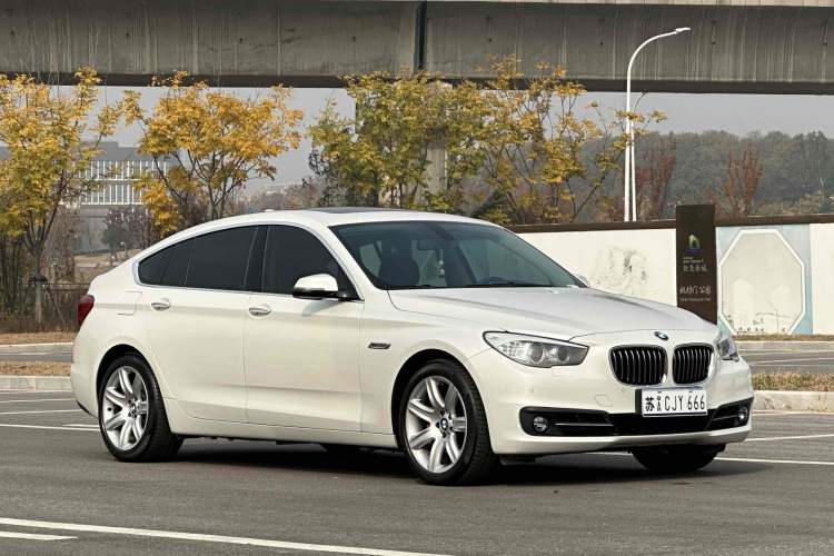 Used BMW 5 Series GT 2017 528i Leading Model Front Right 45 Deg