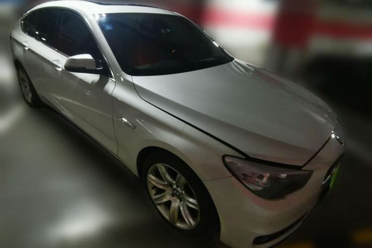 Used BMW 5 Series GT 2017 528i Leading Model Front Right 45 Deg