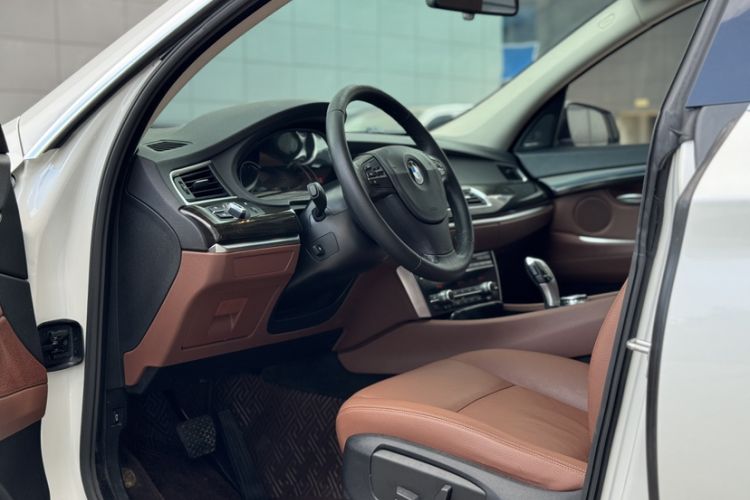 Used BMW 5 Series GT 2017 528i Leading Model Interior 4