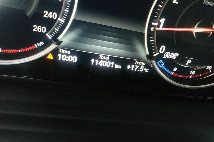 Used BMW 5 Series GT 2017 528i Leading Model Odometer Close Up