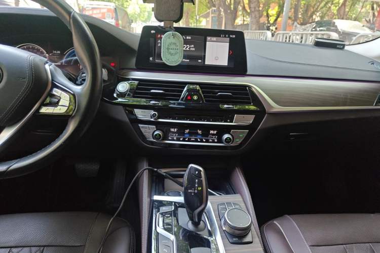Used BMW 5 Series New Energy 2018 530Le Luxury Package Audio And AC Panel