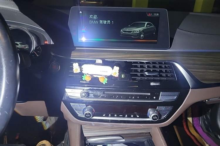 Used BMW 5 Series New Energy 2018 530Le Luxury Package Audio And AC Panel