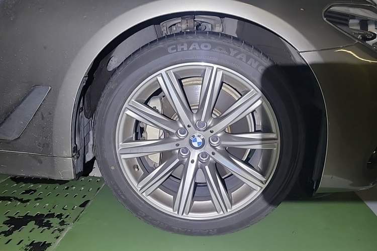 Used BMW 5 Series New Energy 2018 530Le Luxury Package Right Front Wheel Hub
