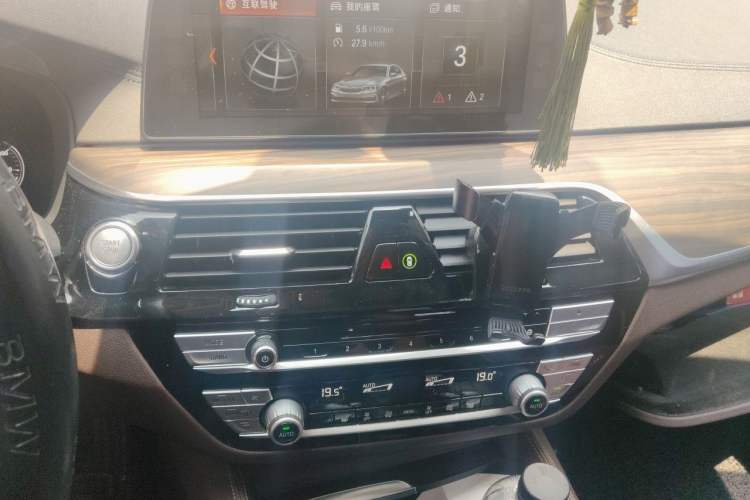 Used BMW 5 Series New Energy 2018 530Le Luxury Package Audio And AC Panel